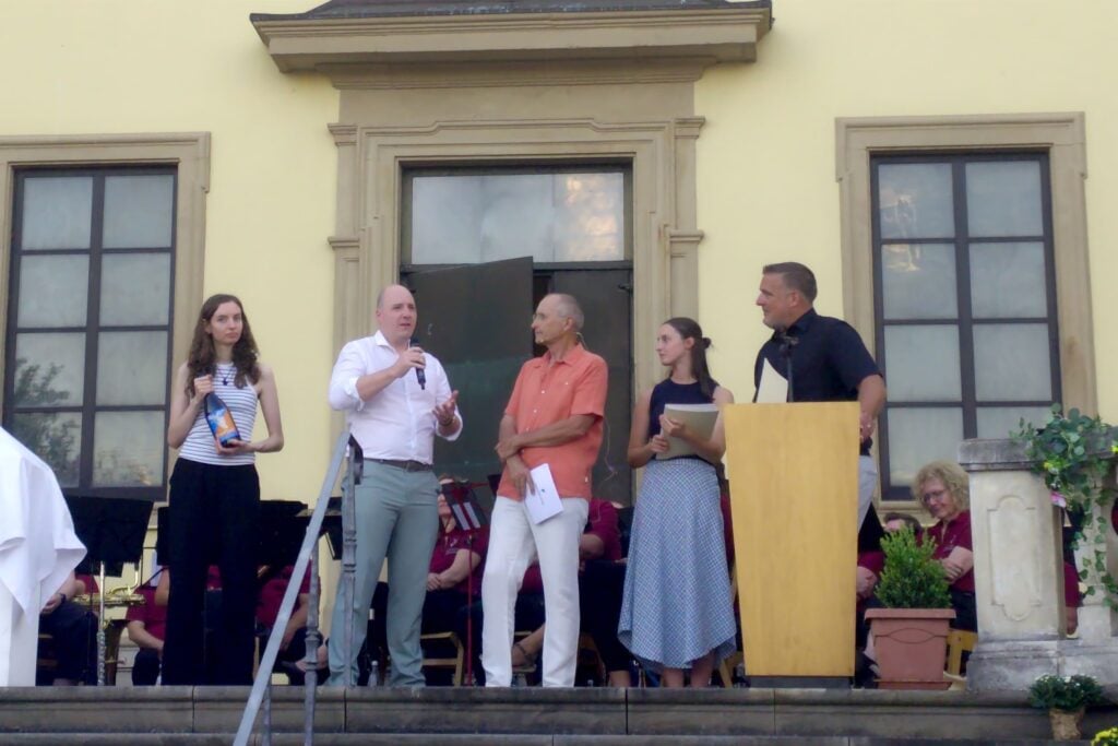 Landrat Volker Knörr ernennt Sebastian Götz zum Weinpaten 2026.